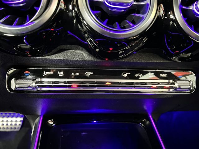 2020 M-BENZ GLB200 ✅豪華都會休旅，外型方正實用 ✅渦輪引擎，動力順暢省油✅奔馳質感內裝＋完整安全配備  第14張相片