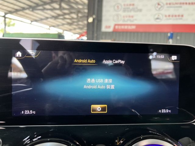 2020 M-BENZ GLB200 ✅豪華都會休旅，外型方正實用 ✅渦輪引擎，動力順暢省油✅奔馳質感內裝＋完整安全配備  第15張相片