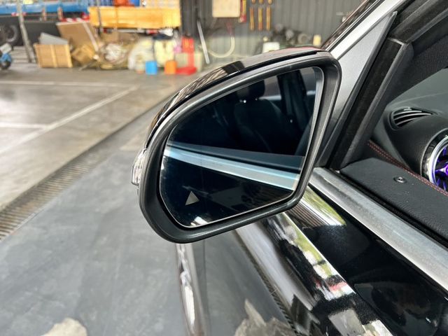 2020 M-BENZ GLB200 ✅豪華都會休旅，外型方正實用 ✅渦輪引擎，動力順暢省油✅奔馳質感內裝＋完整安全配備  第17張相片