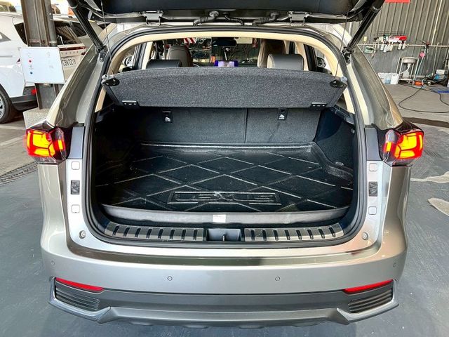 2019 NX200 菁英Plus版✅豪華休旅房車，質感時尚✅引擎順暢安靜、乘坐舒適✅菁英Plus配備齊全，安全又便利  第3張相片