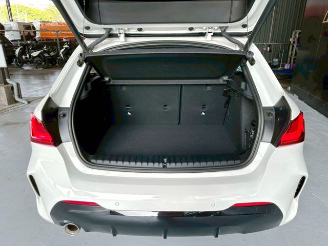 2022 118i M版 ACC/盲點偵測/免KEY/倒車顯影/恆溫空調/感應頭燈/電動尾門/空力套件/氛圍燈  第3張相片