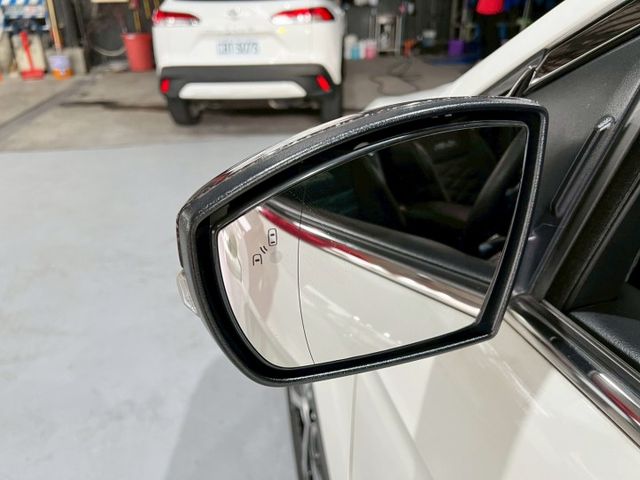 原鈑件/定速/換檔撥片/導航/360環景/免KEY/盲點偵測/恆溫空調/感應頭燈/電動尾門/全景天窗  第19張相片