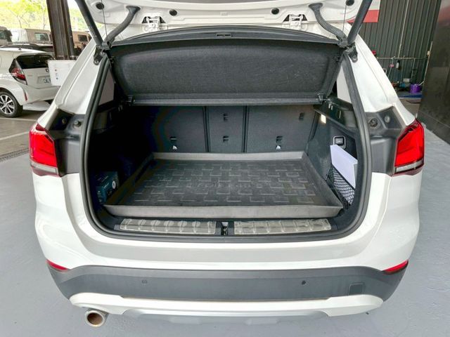 2021 X1 sDrive18i 豪華版 定速/感應式雨刷/免KEY/倒車顯影/抬顯/恆溫空調/電動座椅/感應頭燈  第3張相片