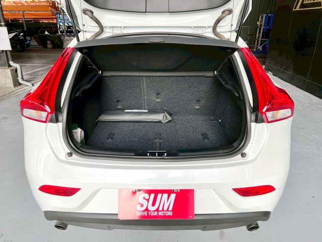 V40 T3豪華版 定速/感應式雨刷/換檔撥片/倒車顯影/免KEY/恆溫空調/電動座椅/感應頭燈/主動轉向頭燈  第3張相片