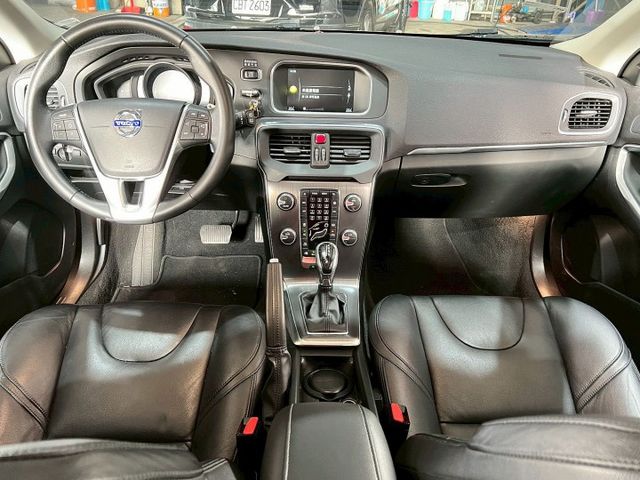 V40 T3豪華版 定速/感應式雨刷/換檔撥片/倒車顯影/免KEY/恆溫空調/電動座椅/感應頭燈/主動轉向頭燈  第4張相片