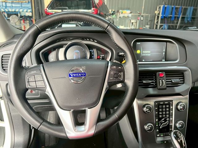 V40 T3豪華版 定速/感應式雨刷/換檔撥片/倒車顯影/免KEY/恆溫空調/電動座椅/感應頭燈/主動轉向頭燈  第7張相片