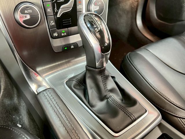 V40 T3豪華版 定速/感應式雨刷/換檔撥片/倒車顯影/免KEY/恆溫空調/電動座椅/感應頭燈/主動轉向頭燈  第12張相片