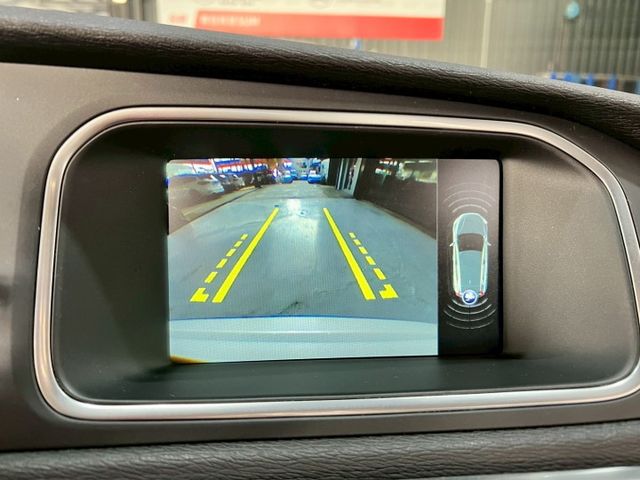 V40 T3豪華版 定速/感應式雨刷/換檔撥片/倒車顯影/免KEY/恆溫空調/電動座椅/感應頭燈/主動轉向頭燈  第14張相片