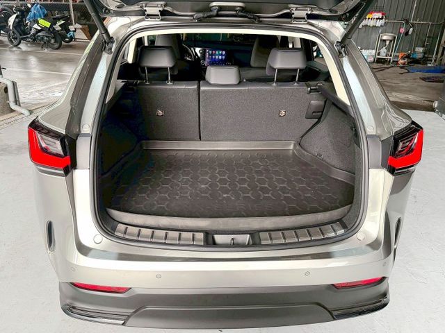 頂級豪華版 原鈑件/感應式雨刷/換檔撥片/倒車顯影/免KEY/盲點偵測/ACC/恆溫空調/電動座椅/感應頭燈/電動尾門  第3張相片