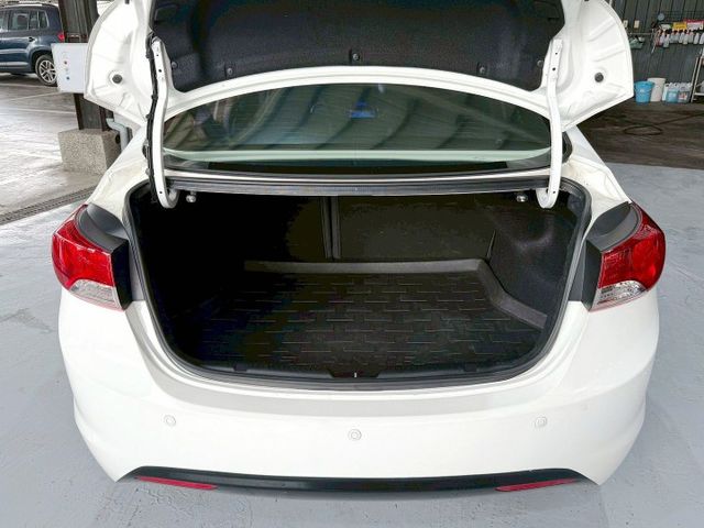 定速/感應式雨刷/倒車顯影/免KEY/恆溫空調/電動座椅/後座傾倒/光感應頭燈/天窗  第3張相片