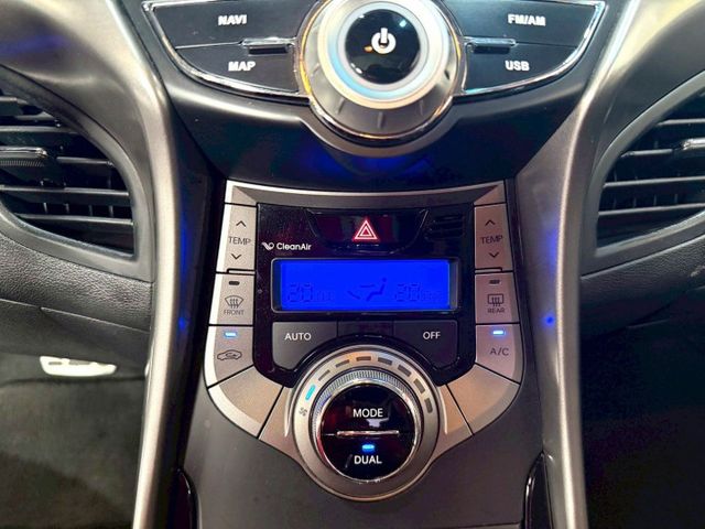 定速/感應式雨刷/倒車顯影/免KEY/恆溫空調/電動座椅/後座傾倒/光感應頭燈/天窗  第12張相片