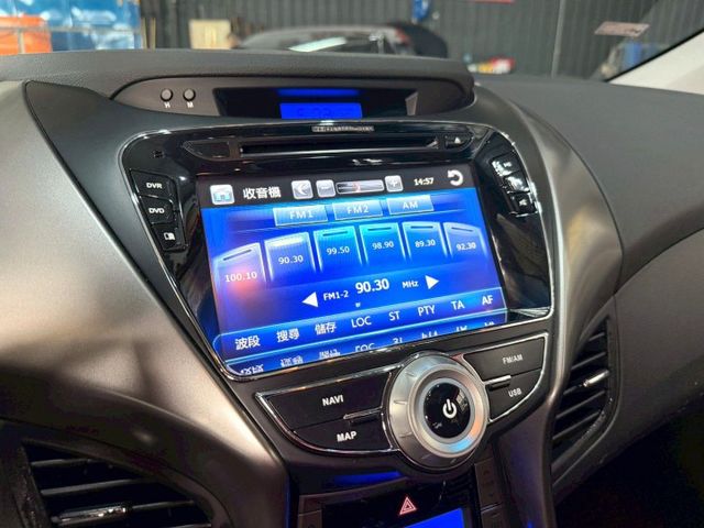 定速/感應式雨刷/倒車顯影/免KEY/恆溫空調/電動座椅/後座傾倒/光感應頭燈/天窗  第14張相片