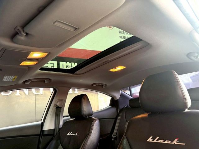 定速/感應式雨刷/倒車顯影/免KEY/恆溫空調/電動座椅/後座傾倒/光感應頭燈/天窗  第15張相片