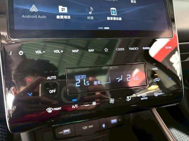 GLT-B  感應雨刷/換檔撥片/倒車顯影/免KEY/盲點偵測/ACC/恆溫空調/電動座椅/感應頭燈/全景天窗/電動尾門  第14張相片