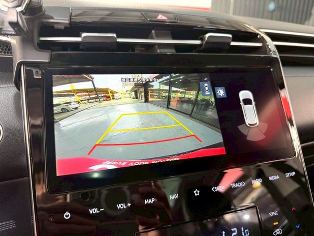 GLT-B  感應雨刷/換檔撥片/倒車顯影/免KEY/盲點偵測/ACC/恆溫空調/電動座椅/感應頭燈/全景天窗/電動尾門  第15張相片