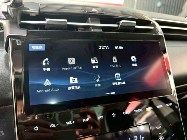 GLT-B  感應雨刷/換檔撥片/倒車顯影/免KEY/盲點偵測/ACC/恆溫空調/電動座椅/感應頭燈/全景天窗/電動尾門  第16張相片