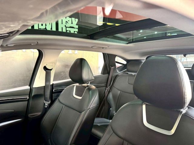 GLT-B  感應雨刷/換檔撥片/倒車顯影/免KEY/盲點偵測/ACC/恆溫空調/電動座椅/感應頭燈/全景天窗/電動尾門  第17張相片