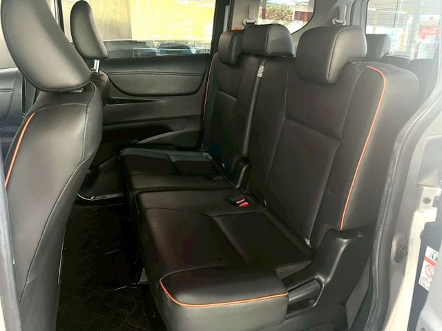 7人座豪華＋ 定速/倒車顯影/免KEY/抬頭顯示器/恆溫空調/車道偏離警示/電動滑門  第6張相片