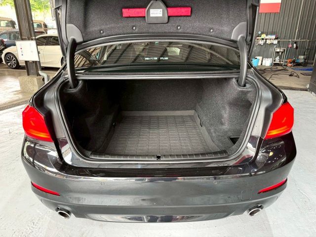 定速/感應式雨刷/換檔撥片/免KEY/倒車顯影/盲點偵測/恆溫空調/電動座椅/電動窗/光感應頭燈/電動尾門  第3張相片