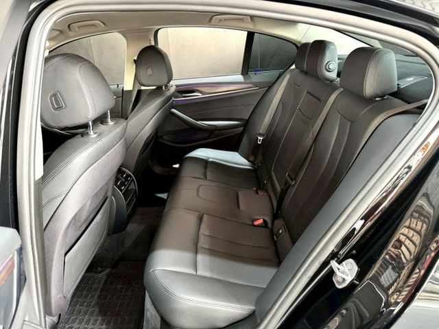 定速/感應式雨刷/換檔撥片/免KEY/倒車顯影/盲點偵測/恆溫空調/電動座椅/電動窗/光感應頭燈/電動尾門  第7張相片