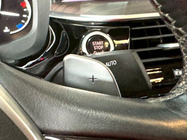 定速/感應式雨刷/換檔撥片/免KEY/倒車顯影/盲點偵測/恆溫空調/電動座椅/電動窗/光感應頭燈/電動尾門  第11張相片