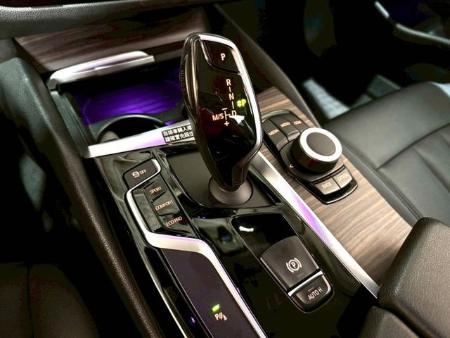 定速/感應式雨刷/換檔撥片/免KEY/倒車顯影/盲點偵測/恆溫空調/電動座椅/電動窗/光感應頭燈/電動尾門  第13張相片