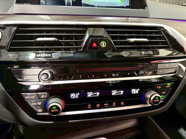 定速/感應式雨刷/換檔撥片/免KEY/倒車顯影/盲點偵測/恆溫空調/電動座椅/電動窗/光感應頭燈/電動尾門  第14張相片