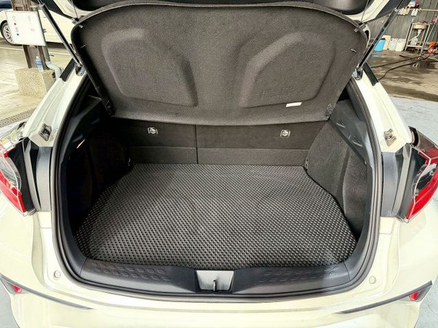 豪華型 定速/感應式雨刷/倒車顯影/免KEY/恆溫空調/光感應頭燈/LED頭燈/胎壓監控  第3張相片