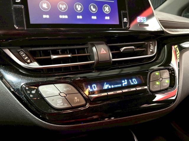 豪華型 定速/感應式雨刷/倒車顯影/免KEY/恆溫空調/光感應頭燈/LED頭燈/胎壓監控  第13張相片