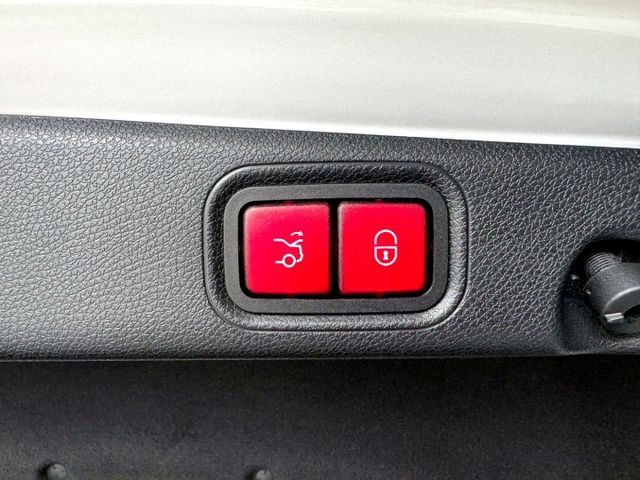 換檔撥片/感應式雨刷/ACC跟車/電動座椅/光感應頭燈/電動尾門/天窗/盲點偵測  第4張相片