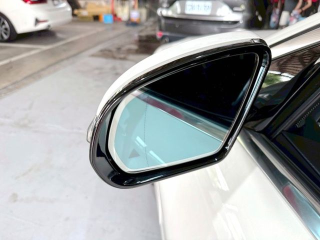 換檔撥片/感應式雨刷/ACC跟車/電動座椅/光感應頭燈/電動尾門/天窗/盲點偵測  第19張相片