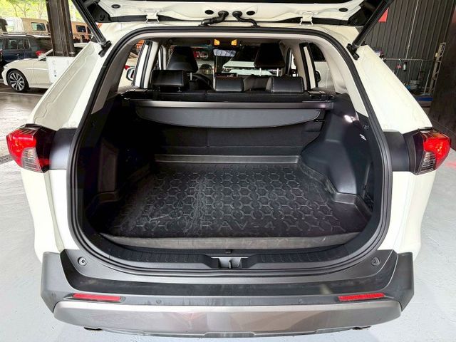 RAV4 2.0旗艦 感應式雨刷/360環景/免KEY/盲點偵測/ACC/抬顯/電動座椅/恆溫空調/感應頭燈/電動尾門  第3張相片