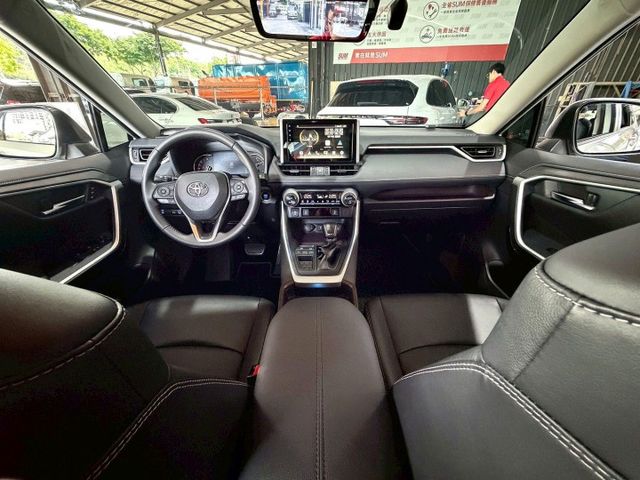 RAV4 2.0旗艦 感應式雨刷/360環景/免KEY/盲點偵測/ACC/抬顯/電動座椅/恆溫空調/感應頭燈/電動尾門  第5張相片