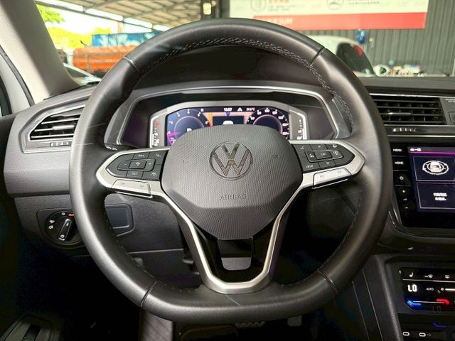 Tiguan 280 TSI Life 換檔撥片/感應雨刷/免KEY/360環景/恆溫空調/電動座椅/感應頭燈/電動尾門  第8張相片