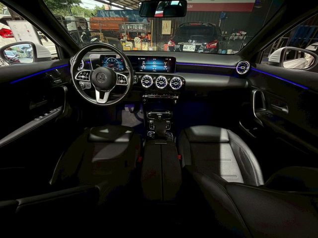 A200特仕版 定速/感應雨刷/換檔撥片/免KEY/倒車顯影/盲點偵測/恆溫空調/感應頭燈/觸控手寫板/氣氛燈  第4張相片