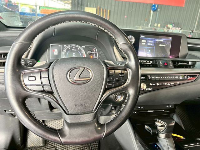 2021 ES200 豪華版 ✅豪華中大型房車，外型典雅大器 ✅2.0引擎，順暢省油、靜肅性佳 ✅豪華內裝＋完整安全配備  第7張相片