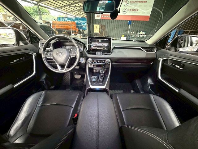 Hybrid旗艦4WD  感應雨刷/免鑰/360環景/盲點偵測/ACC/恆溫空調/電動座椅/感應頭燈/全景天窗/電動尾門  第5張相片