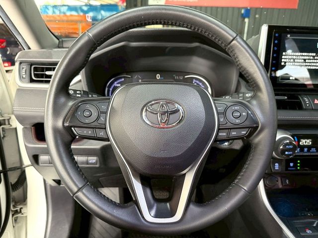 Hybrid旗艦4WD  感應雨刷/免鑰/360環景/盲點偵測/ACC/恆溫空調/電動座椅/感應頭燈/全景天窗/電動尾門  第8張相片