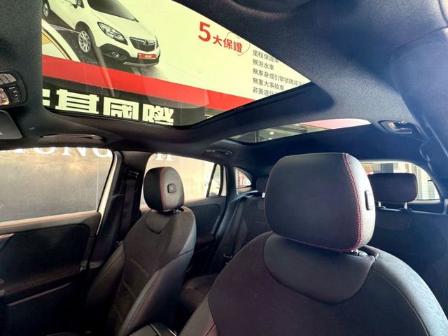GLA250 換檔撥片/感應雨刷/免KEY/倒車顯影/盲點/ACC跟車/恆溫空調/全景天窗/電動尾門/感應頭燈/空力套件  第16張相片