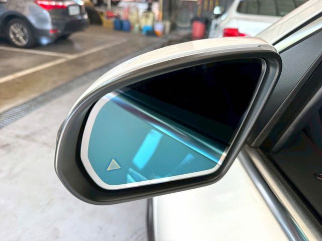GLA250 換檔撥片/感應雨刷/免KEY/倒車顯影/盲點/ACC跟車/恆溫空調/全景天窗/電動尾門/感應頭燈/空力套件  第19張相片