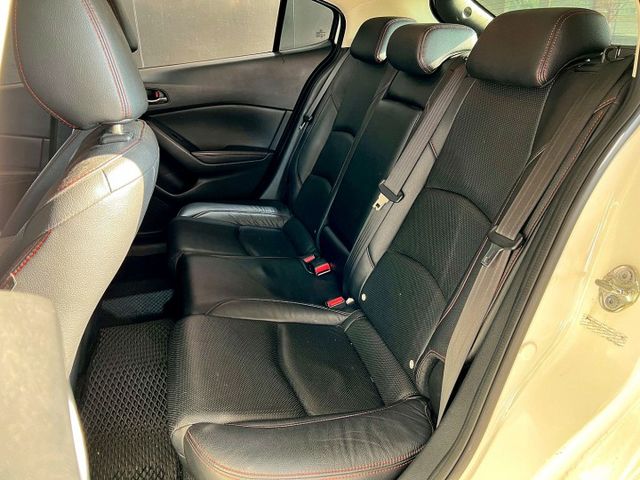 馬3 5D頂級型 定速/感應雨刷/換檔撥片/免KEY/盲點偵測/抬顯/恆溫空調/感應頭燈/電動天窗  第6張相片