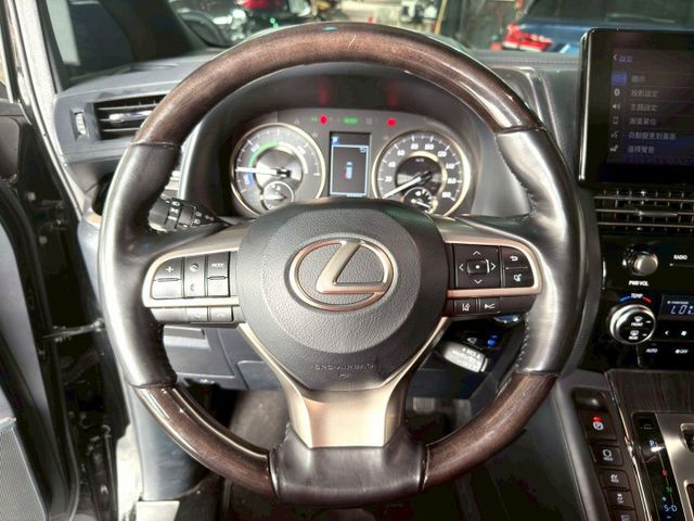 2023 Lexus LM 300h七人座  第9張相片