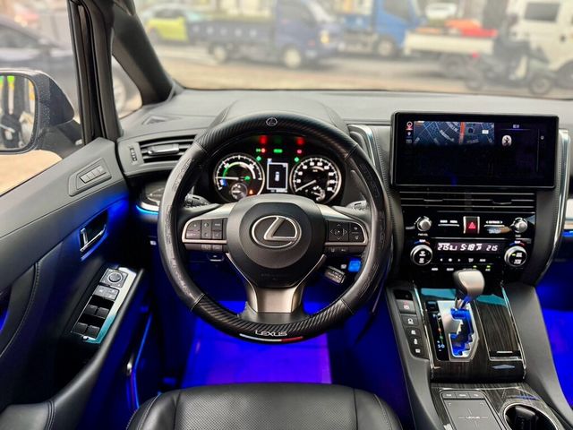 LEXUS凌志 LM300H  第23張相片