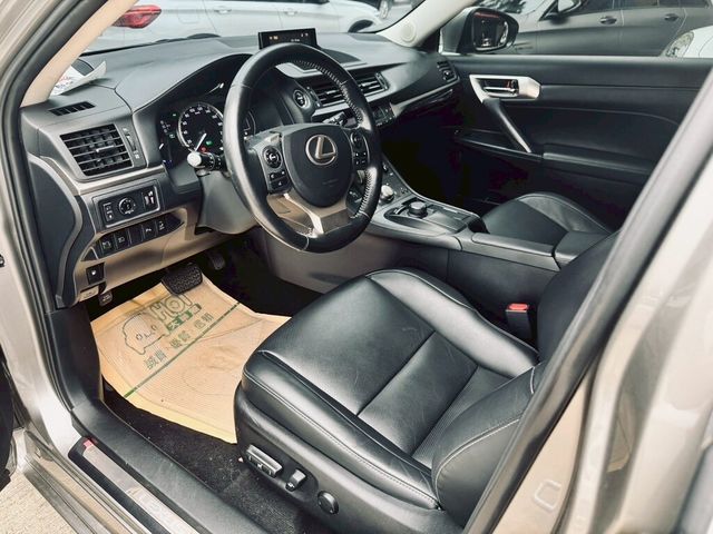LEXUS凌志 CT200H  第7張相片