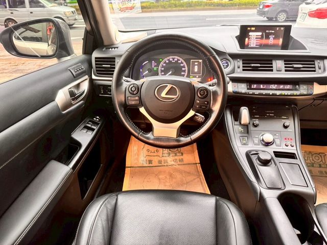 LEXUS凌志 CT200H  第9張相片