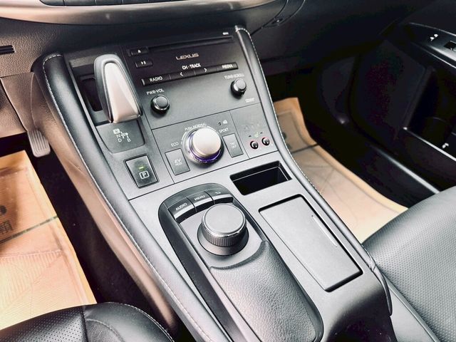 LEXUS凌志 CT200H  第13張相片