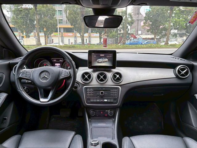 M-BENZ賓士 CLA200  第6張相片
