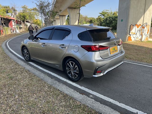 LEXUS凌志 CT200H  第4張相片