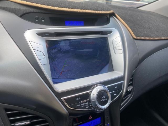 Hyundai Elantra  第12張相片