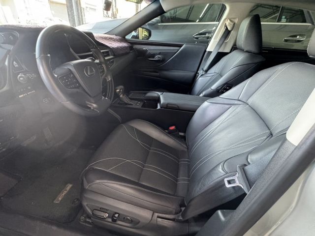 0975492705林先生藍芽盲點免like電動尾門雙電動座椅店內開價：125.8萬網路優惠：112.8萬  第8張相片